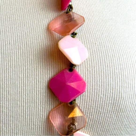 Vintage long pink “petal” necklace that can be doubled up. - Picture 3 of 6